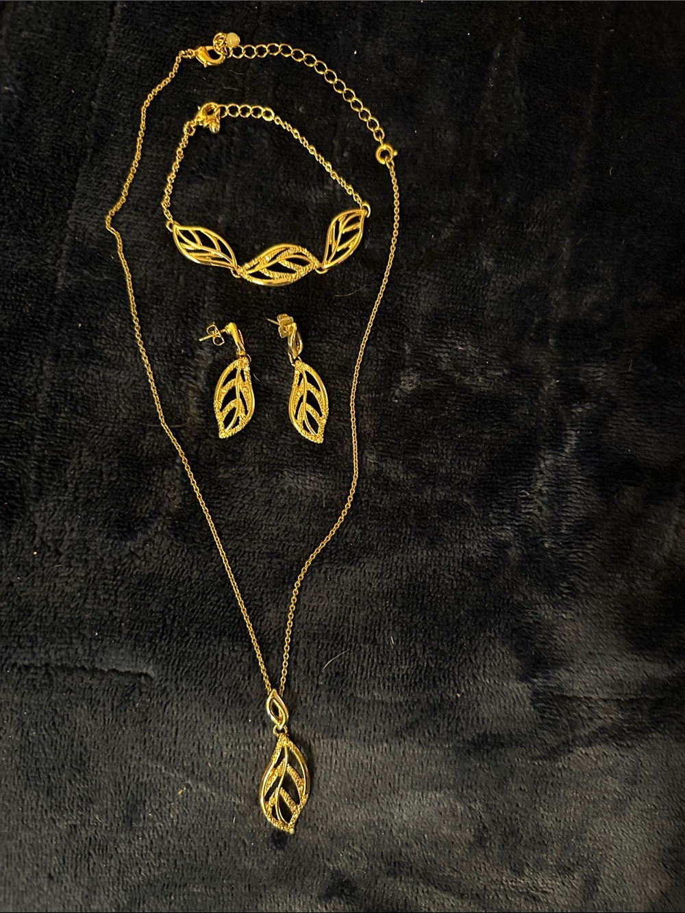 Avon Gold-Tone Leaf Pendant Necklace Set